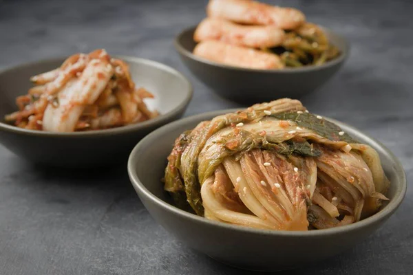 Een Close Van Diverse Zelfgemaakte Koreaanse Kimchi Kommen — Stockfoto