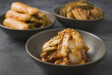 Çok sayıda ev yapımı Kore kimchi tabakları.