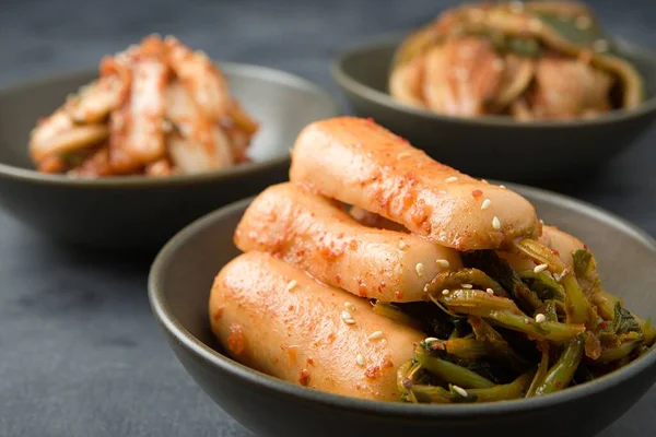 Een Close Van Diverse Zelfgemaakte Koreaanse Kimchi Kommen — Stockfoto