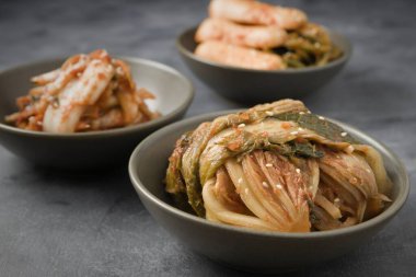 Çok sayıda ev yapımı Kore kimchi tabakları.