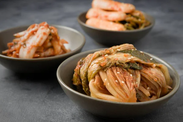 Een Close Van Diverse Zelfgemaakte Koreaanse Kimchi Kommen — Stockfoto