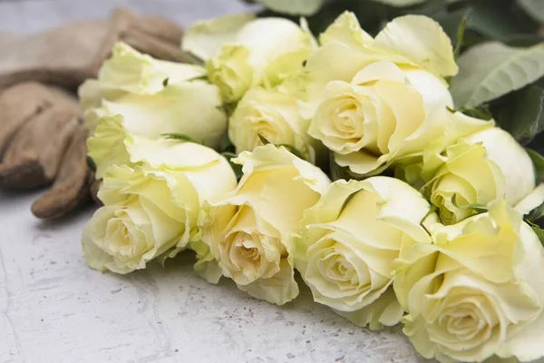 Gros Plan Roses Fraîches Sur Table Avec Une Paire Gants — Photo