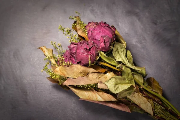 Una Foto Estudio Ramo Rosas Rojas Secas Sobre Una Mesa — Foto de Stock