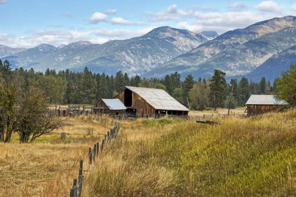 蒙大拿州圣伊格纳修斯附近的一个牧场上的旧谷仓 背靠弥森山 — 图库照片