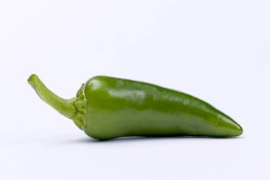 Beyaz arka planda baharatlı yeşil biberin yakın çekim fotoğrafı..