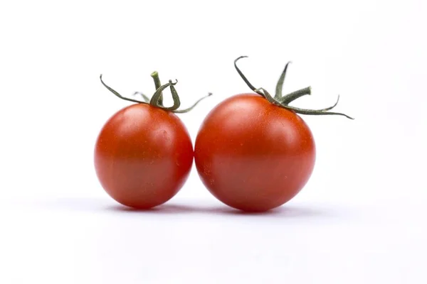 Dois Tomates Cereja Tamanho Completo Com Hastes Verdes Fundo Branco — Fotografia de Stock