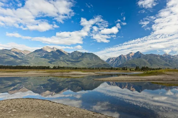 Calme Réservoir Chevaux Avec Les Montagnes Mission Dans Région Des — Photo