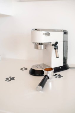 Otomatik kahve makinesinin fotoğrafını kapat ve mutfakta aromatik kahve espresso hazırla.