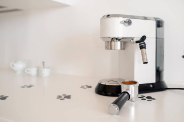 Otomatik kahve makinesinin fotoğrafını kapat ve mutfakta aromatik kahve espresso hazırla.