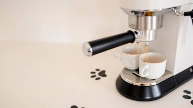 Otomatik kahve makinesinin fotoğrafını kapat ve mutfakta aromatik kahve espresso hazırla.