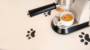 Otomatik kahve makinesinin fotoğrafını kapat ve mutfakta aromatik kahve espresso hazırla.