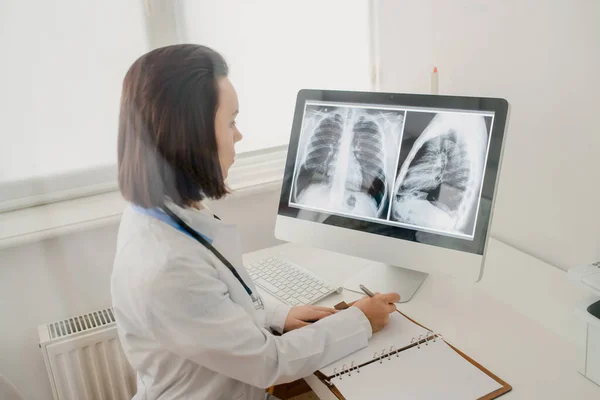 Giovane Radiologa Medico Analisi Radiografia Tomografia Computer Pellicola Fare Una — Foto Stock