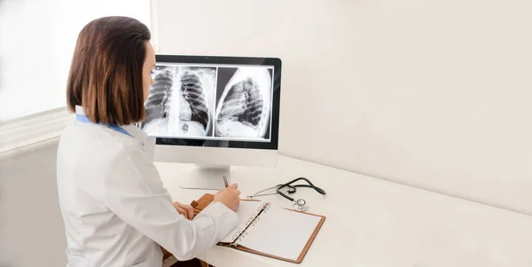 Giovane Radiologa Medico Analisi Radiografia Polmonare Fare Una Descrizione Medica — Foto Stock