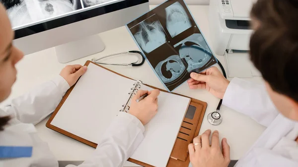 Immagine Ravvicinata Giovani Medici Radiologi Che Analizzano Radiografie Film Tomografia — Foto Stock