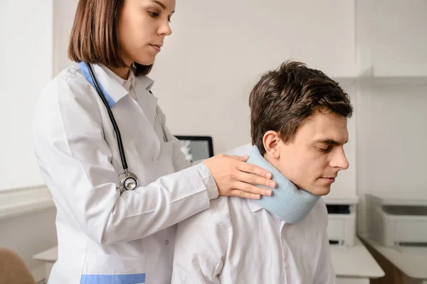 Junge Ärztin Trägt Bei Einem Männlichen Patienten Mit Nackenproblemen Ein — Stockfoto