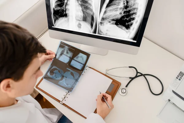 Vista Dall Alto Del Giovane Medico Radiologo Analizza Raggi Tomografia — Foto Stock