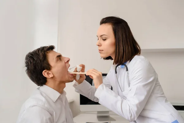 Giovane Donna Medico Otorinolaringoiatra Esaminare Laringe Paziente Cavità Orale Spruzzare — Foto Stock