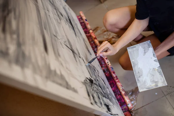 Close Womans Painter Hand Holding Brush Paint Abstract Picture — Fotografia de Stock