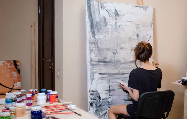 Achteraanzicht Van Een Jonge Vrouwelijke Schilder Haar Atelier Schetst Een — Stockfoto