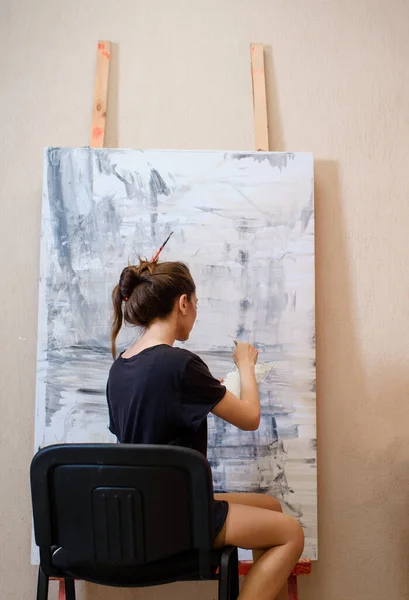 Achteraanzicht Van Een Jonge Vrouwelijke Schilder Haar Atelier Schetst Een — Stockfoto