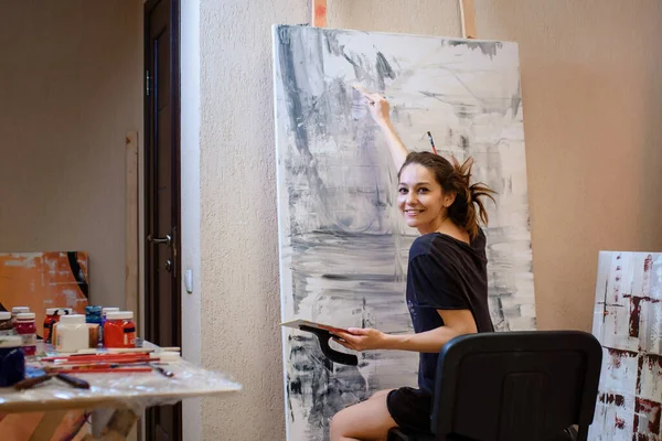 Young Beautiful Painter Woman Black Shirt Painting Abstract Picture Her — Fotografia de Stock