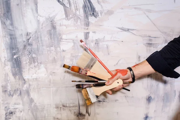 Close Painter Hand Holding Lot Painter Brushes His Studio — Fotografia de Stock