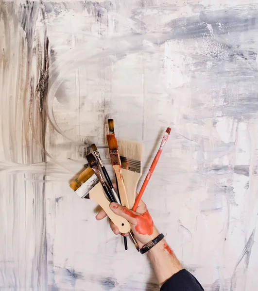 Close Painter Hand Holding Lot Painter Brushes His Studio — Fotografia de Stock