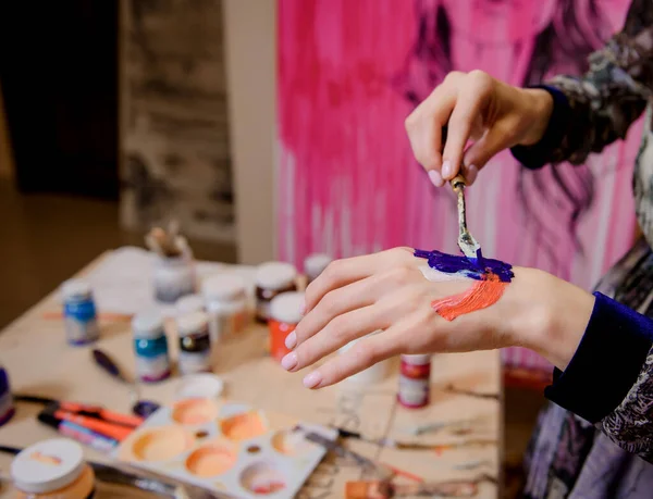 Close Womans Painter Hand Use Pallet Mixing Colour Her Art — Fotografia de Stock
