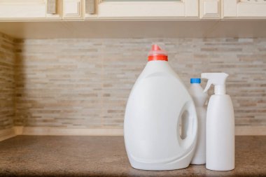 Sıvı deterjan, deterjan, çamaşır suyu, eskimiş taş arka planda sprey..