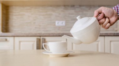 Su ısıtıcısını kapat ve bir fincan çay doldur..