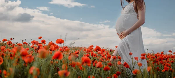 Acercar Una Mujer Embarazada Vestido Blanco Sosteniendo Con Las Manos — Foto de Stock