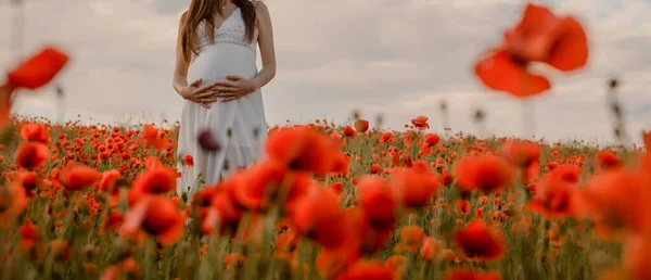 Acercar Una Mujer Embarazada Vestido Blanco Sosteniendo Con Las Manos — Foto de Stock