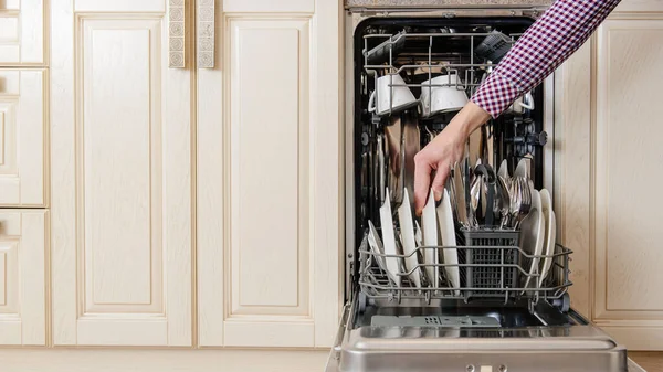 Закрыть Мужчина Руку Держать Тарелку Открытой Посудомоечной Машине Чистой Посудой — стоковое фото