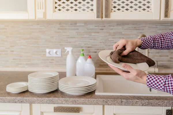 Cierre Mans Mano Limpiar Con Toalla Plato Limpio Después Lavar — Foto de Stock