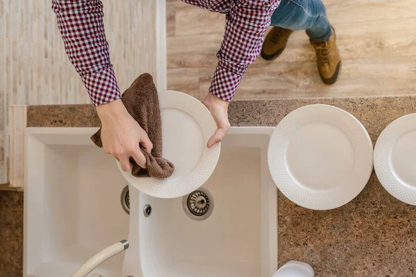 Fechar Homens Mão Limpe Com Toalha Prato Limpo Depois Lavar — Fotografia de Stock