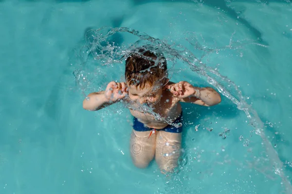 Vue Dessus Garçon Jouant Dans Piscine Fermant Les Yeux — Photo