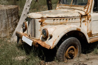 Eski, paslı, eski bir savaş arabası dışarıda bozuldu.