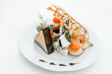 Beyaz masadaki düğün davetinde aperatifli bir tabağı kapat..