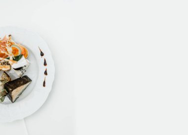 Beyaz masadaki düğün resepsiyonunda aperatifli bir tabağı kapat. Metin için alanı kopyala