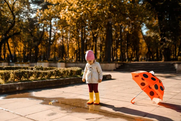 Gelukkig Lachend Kindje Jaar Oud Meisje Gele Regenlaarzen Speelt Met — Stockfoto
