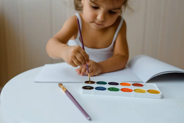 Primer Plano Una Niña Pintando Con Sus Acuarelas Con Pincel —  Fotos de Stock