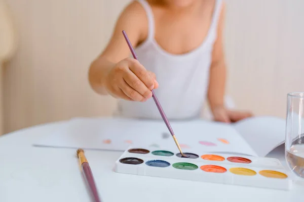 Primer Plano Una Niña Pintando Con Sus Acuarelas Con Pincel —  Fotos de Stock