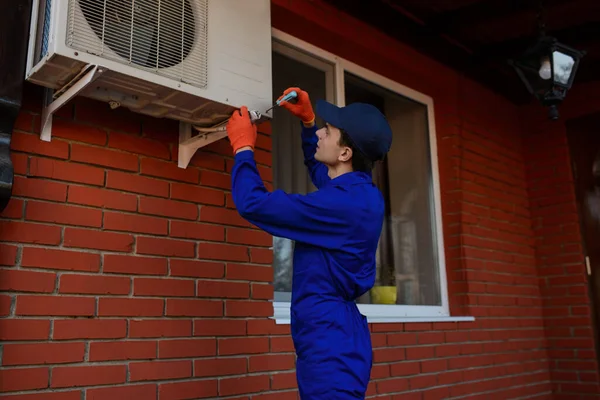 Jongeman Aannemer Blauwe Overall Beschermende Handschoenen Repareren Installeren Van Airconditioning — Stockfoto