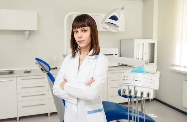 Young Woman Dentist Doctor Middle Medical Clinic Looking Camera — Stock Photo, Image