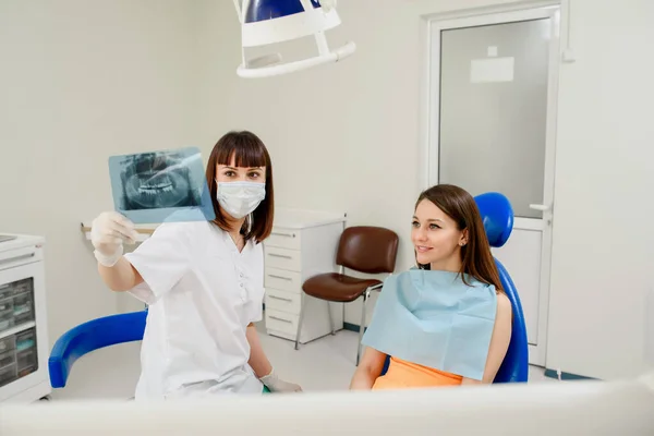 Giovane Dentista Che Spiega Suo Paziente Una Radiografia Panoramica Radiografia — Foto Stock