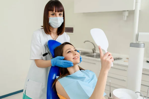 Jonge Vrouw Patiënt Zoek Spiegel Bewondert Haar Nieuwe Glimlach Tandheelkundige — Stockfoto