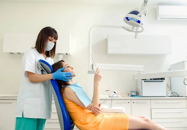Dentystka Pokazuje Swojemu Pacjentowi Nowy Uśmiech Lustrze Koncepcji Stomatologii — Zdjęcie stockowe