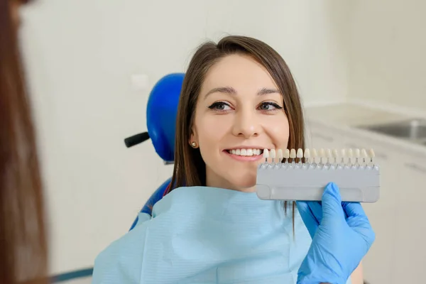 Tandarts Controleert Kleur Met Tand Kleur Grafiek Van Patiënt Ontvangst — Stockfoto