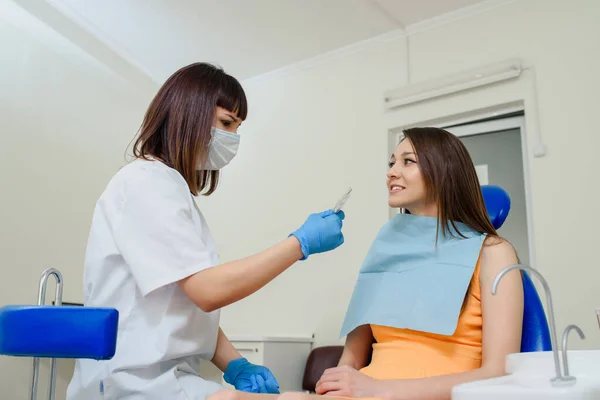 Koncepcji Kliniki Dentystycznej Dentysta Pacjent Patrzący Siebie Stomatologii — Zdjęcie stockowe