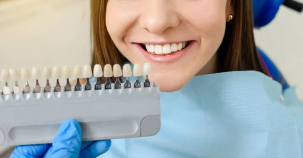 Dentista Está Verificando Cor Com Cartela Cores Dente Paciente Após — Fotografia de Stock